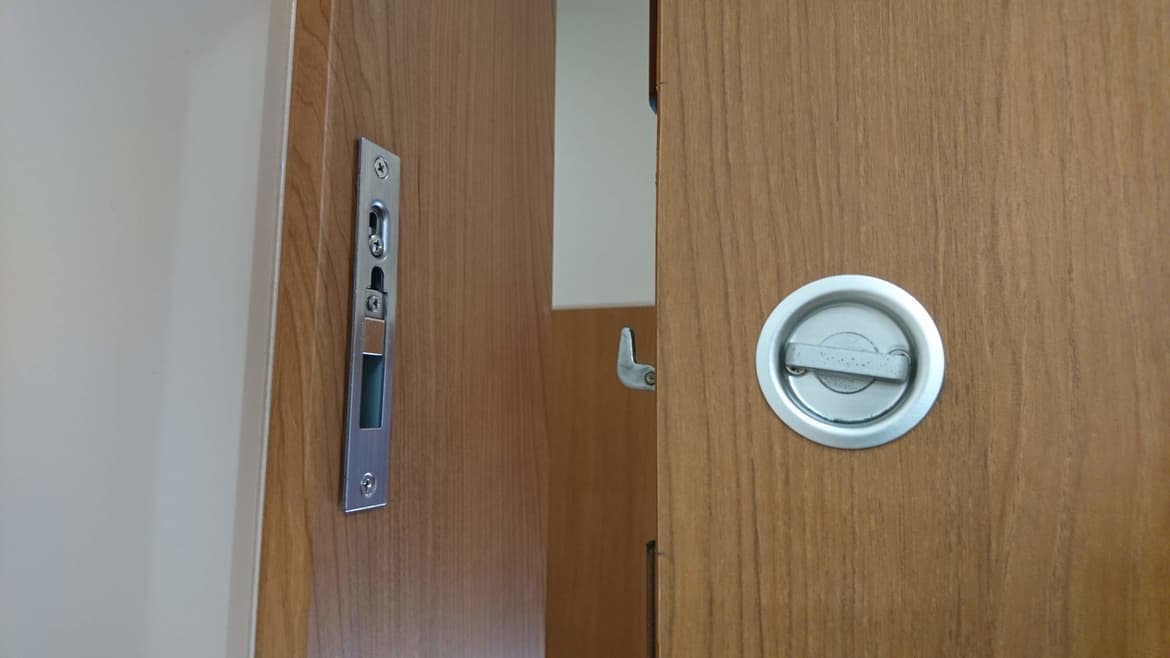木製引き戸の鍵交換 | 常滑市の建具修理なら藤井建具店