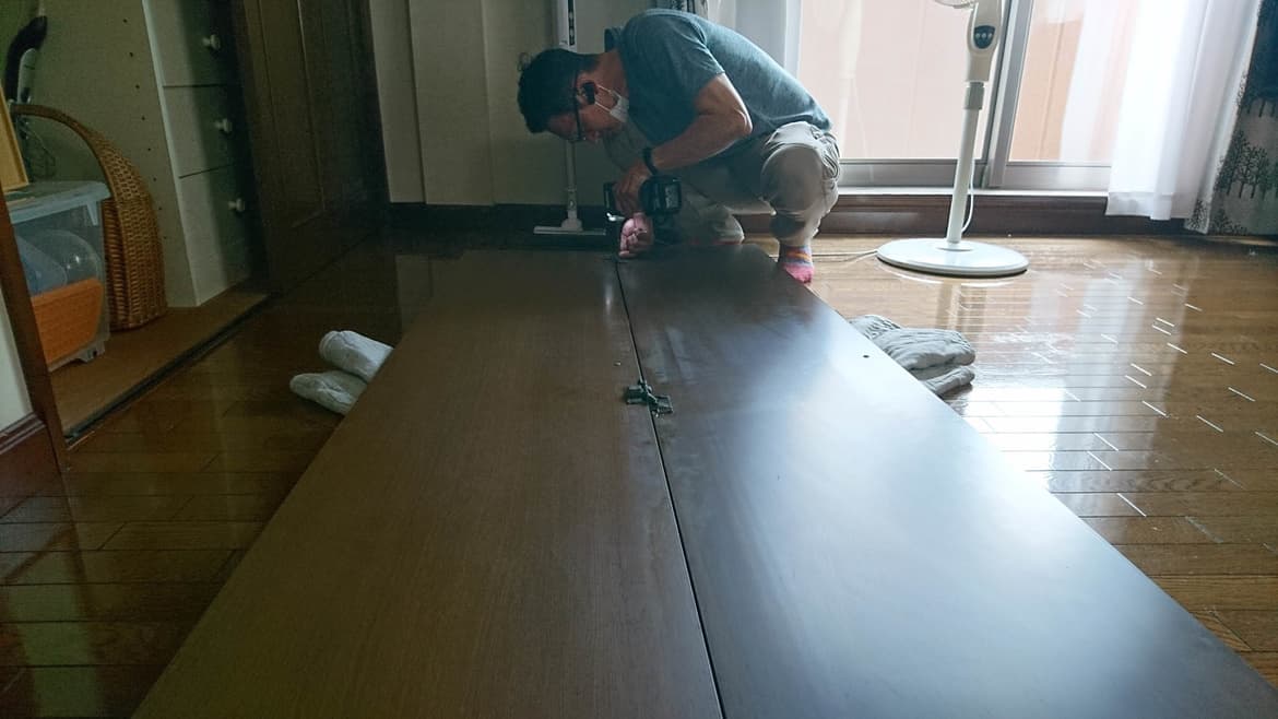 折り戸の蝶番交換 | 常滑市の建具修理なら藤井建具店