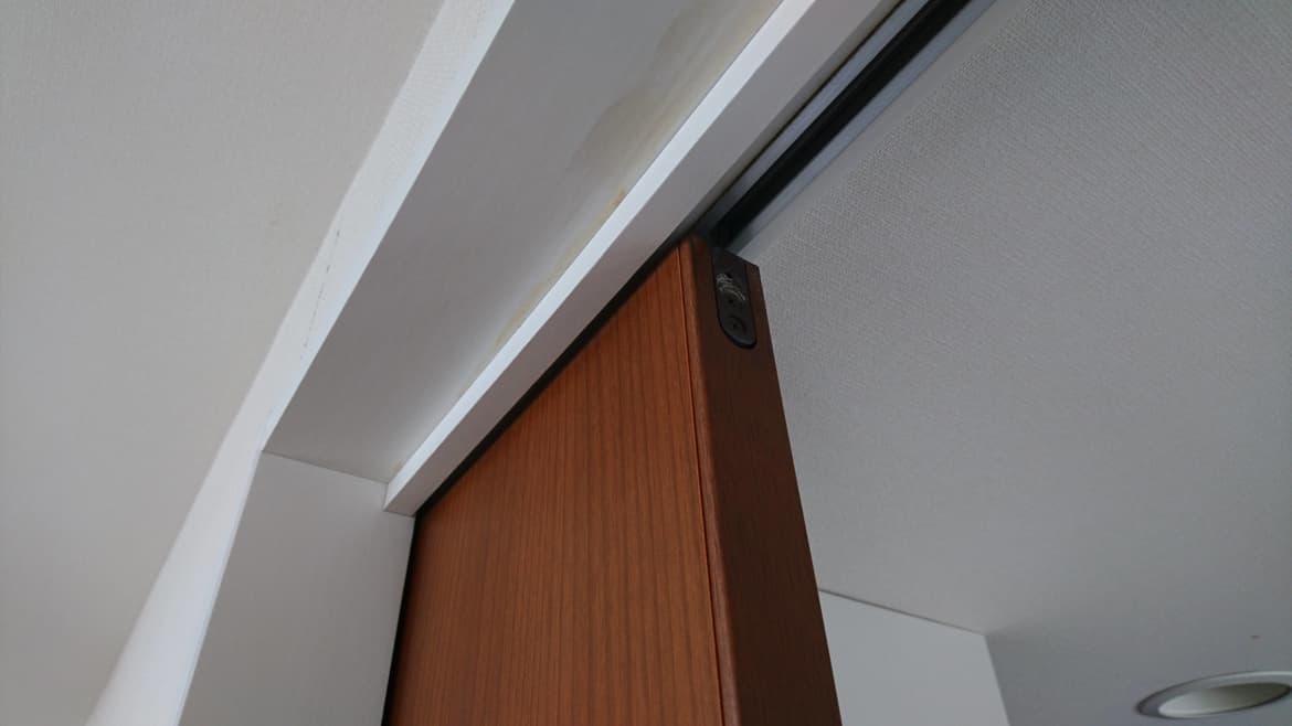開き戸の建付け調整 | 常滑市の建具修理なら藤井建具店